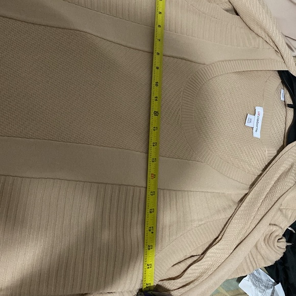 Women’s Light Weight Tan 2pc Short Sleeve Sweater Set - Picture 5 of 5